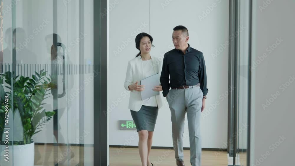 Business people talking in office,4K Business people talking in office,4K