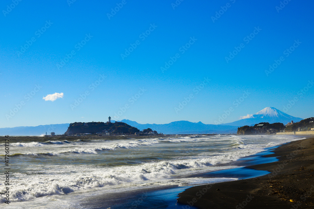 江ノ島と富士山 七里ガ浜からの眺め Stock Photo | Adobe Stock