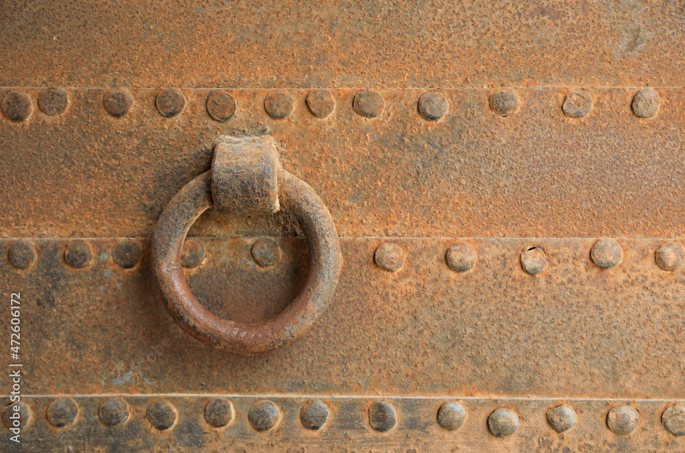aldaba argolla anilla metálica chapas de hierro oxidado unidas por clavos antiguo puerta de hierro alcazaba almería 4M0A5267-as21 aldaba argolla anilla metálica chapas de hierro oxidado unidas por clavos antiguo puerta de hierro alcazaba almería 4M0A5267-as21