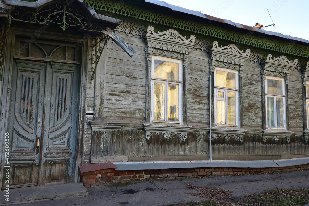 Orel city. Entrance doors are decorated with wood carvings and forged bars. The windows are decorated with protective bas-reliefs.
Orel city. Entrance doors are decorated with wood carvings and forged bars. The windows are decorated with protective bas-reliefs.