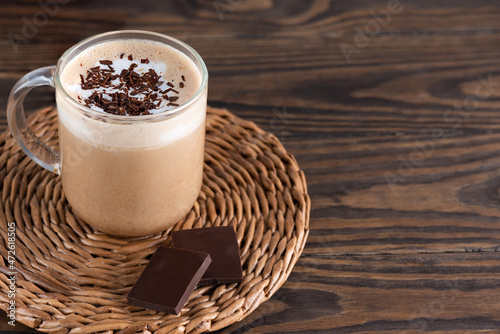 Foto Moccacino coffee on coconut milk with chocolate on a wooden table