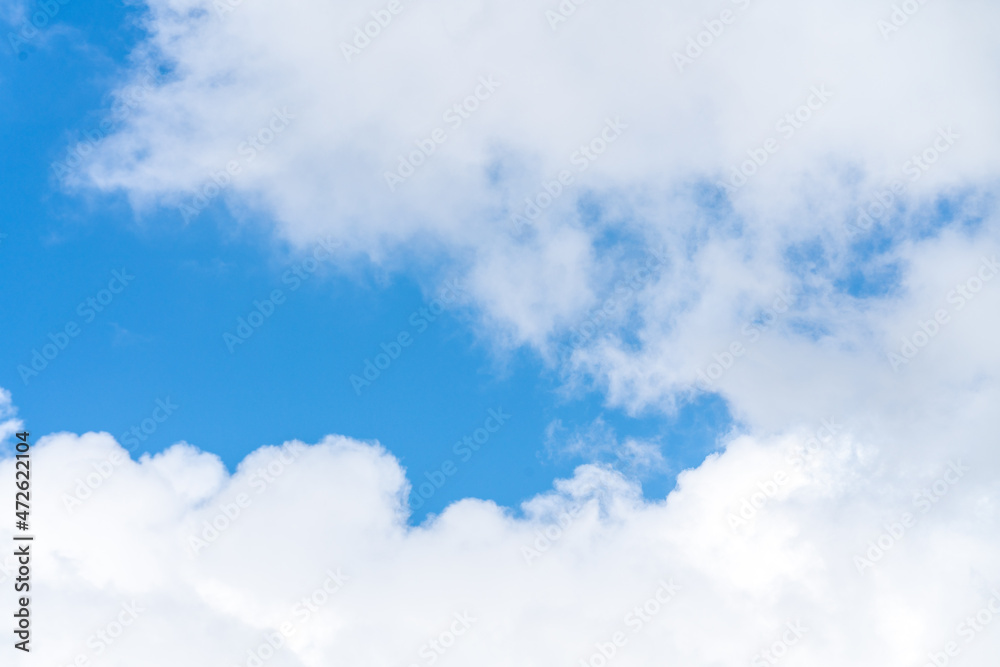 Fototapeta premium Blue sky and white clouds on a sunny day