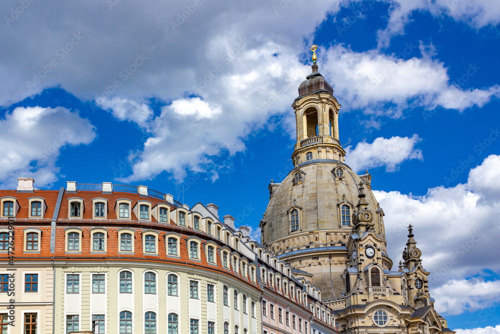 Häuserreihe mit der Kuppel der Frauenkirche in Dresden.