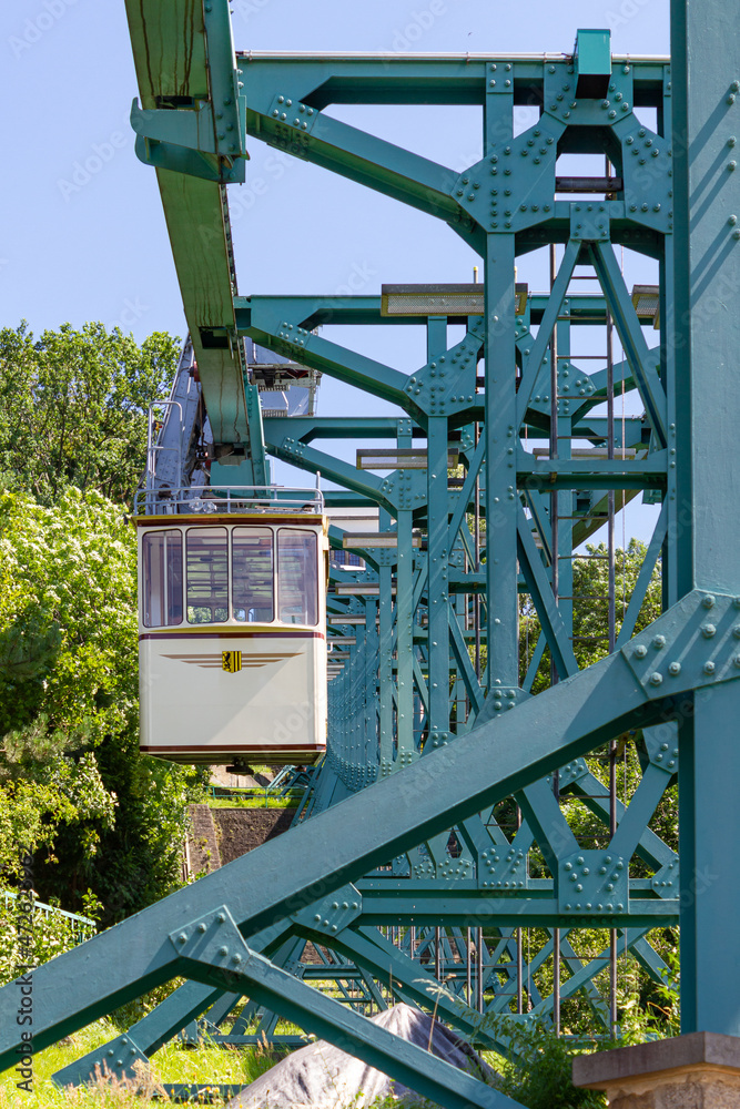 Dresdener Schwebebahn im Stadtteil Loschwitz.
