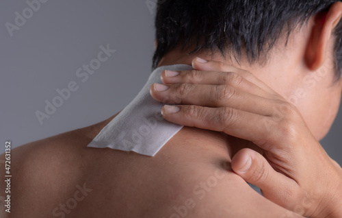 Foto Medicated pain relief patch with man pain neck,office syndrome,Health problems from overworked concept