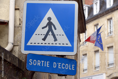 Panneau de signalisation routière français annonçant une sortie d'école