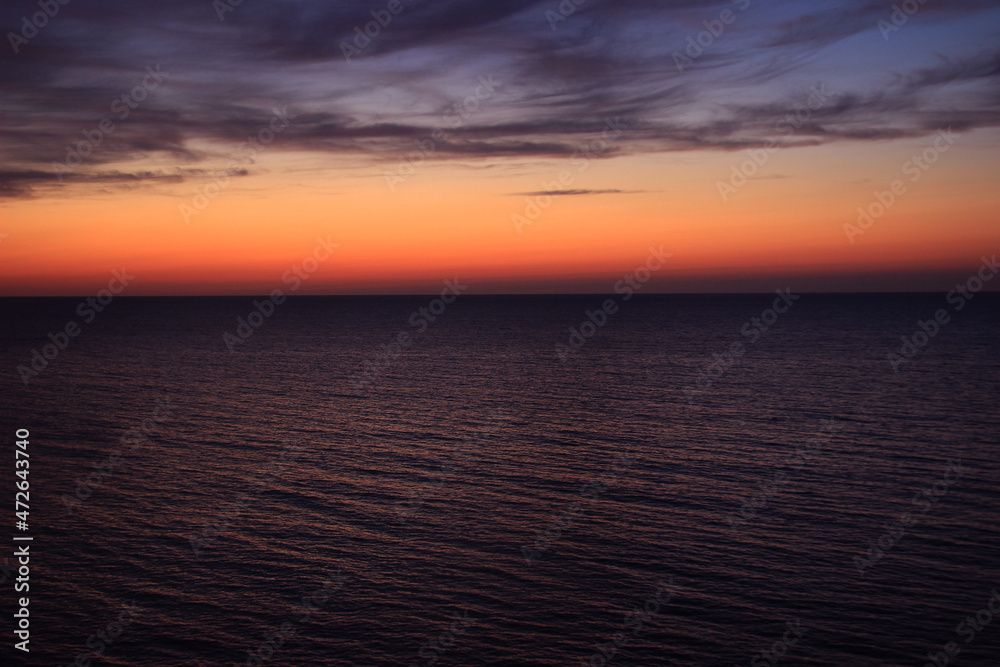 水平線と雰囲気がある綺麗な夕焼けの写真素材