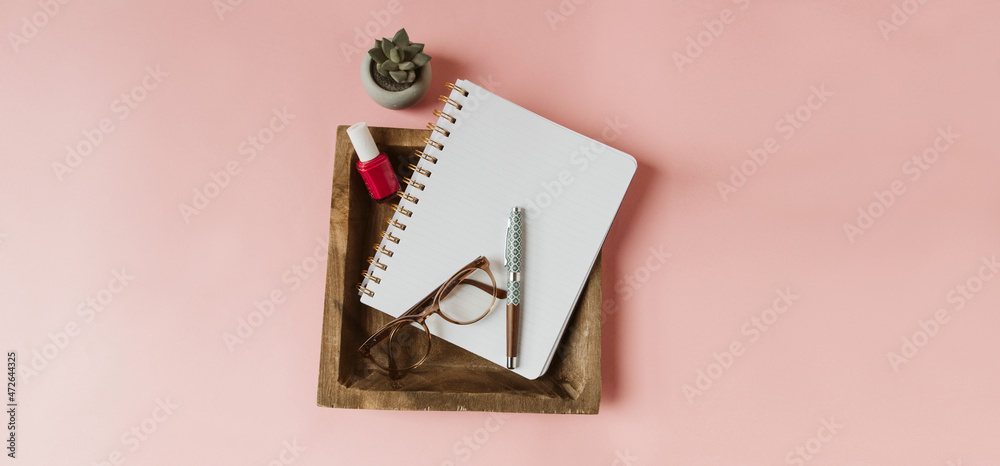 Cahier avec lunettes et stylo plume sur fond rose pour l’écriture