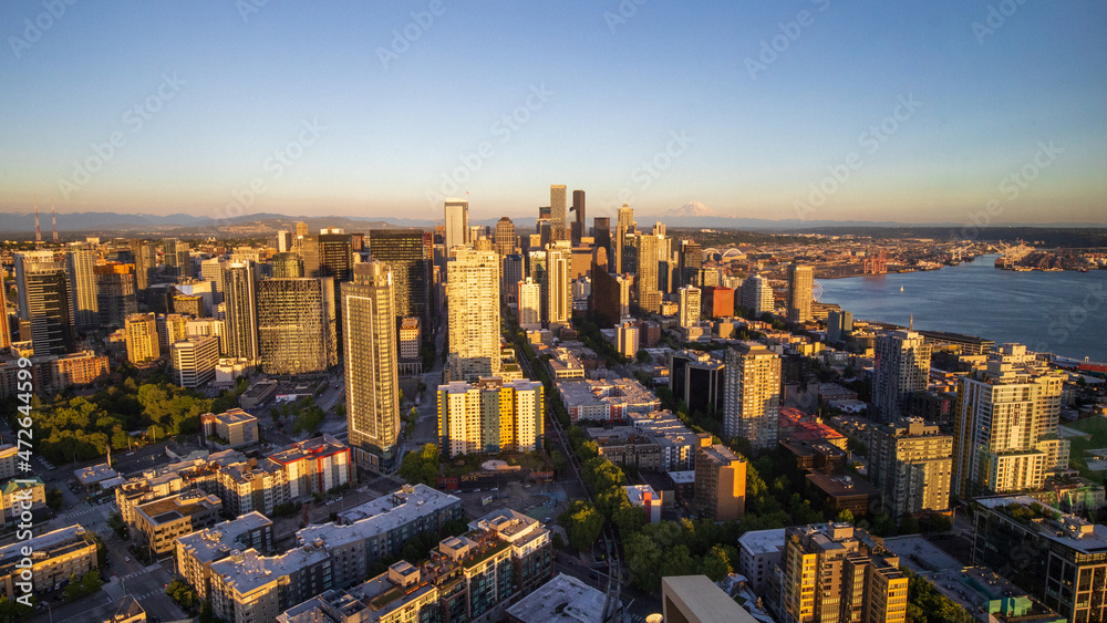 Obraz premium Seattle, Washington, USA - June 4 2021: Seattle downtown skyline during summer sunset. View from Seattle needle. 