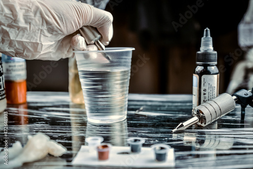 Obraz na plátně Professional tattooer working tattooing in tattoo studio