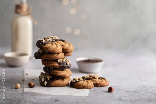 Obraz na plátně Spritz biscuits sablés ambiance de Noël au chocolat et noisette avec sapin et  b