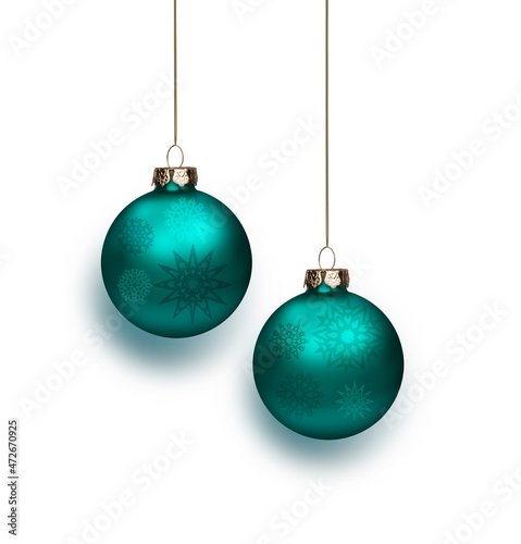 Glänzend Türkisfarbene  Weihnachtskugel am Band  isoliert auf weissem Hinterg...