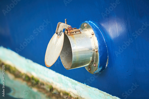 Foto Scupper hole for water drainage water from main deck of the boat.