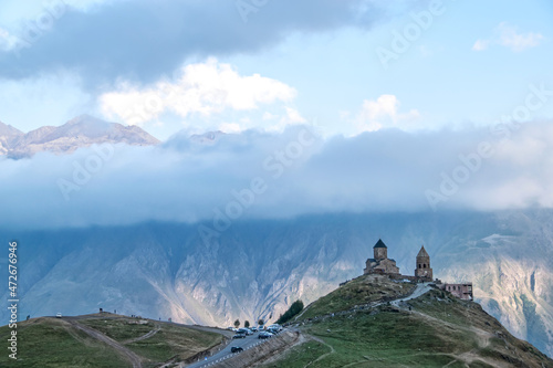 Die georgische Gergeti Dreifaltigkeitskirche in atemberaubender Berglandschaft