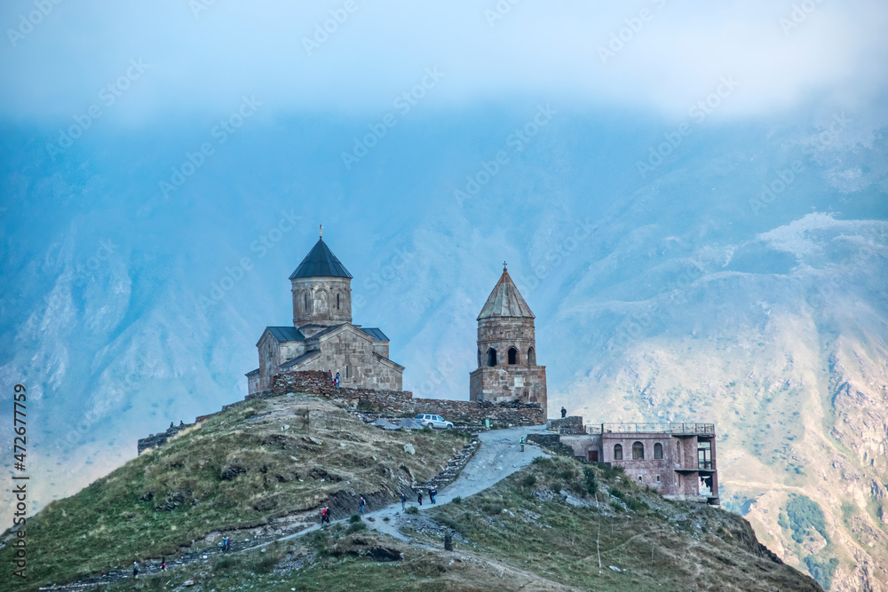 Die georgische Gergeti Dreifaltigkeitskirche in atemberaubender Berglandschaft