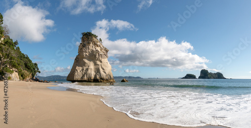 Canvas Print The big rock at the beach cathedral cove in Coromandel, New Zealand - longexposu