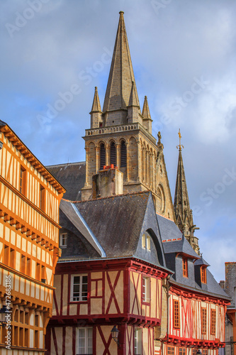 Vannes, Bretagne, Morbihan, Cathédrale et maisons à colombage, place Henri 4 photo