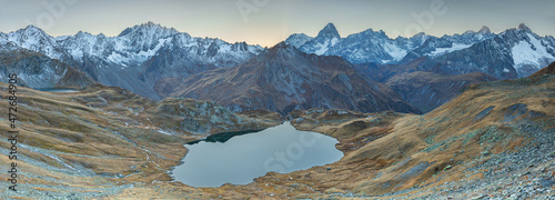 Tombée de la nuit sur le Lacs de Fenêtre avec un panoramique du Massif du Mont-Blanc photo