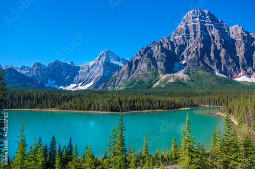 Fototapeta Naklejka Na Ścianę i Meble -  Canada, Alberta. Glacial Silt colors Waterfowl Lake blue with Howse Peak in view on Icefields Parkway.