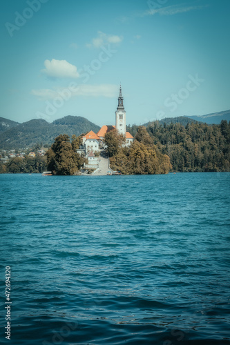 Fototapeta Naklejka Na Ścianę i Meble -  landscape on a lake surrounded by mountains and houses