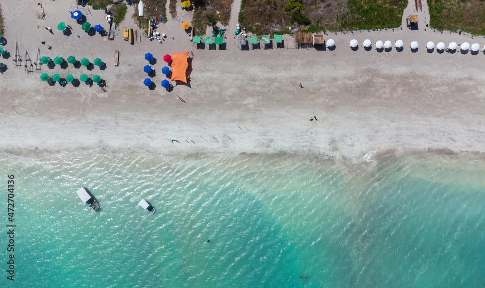 praia com águas cristalinas vista de drone