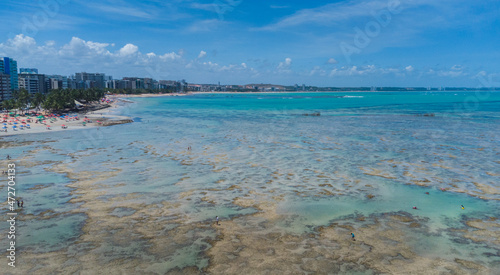 Fototapeta Naklejka Na Ścianę i Meble -  praia com águas cristalinas vista de drone