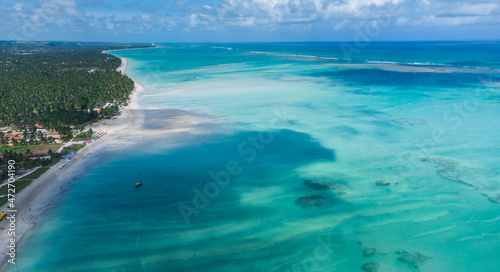 praia com águas cristalinas vista de drone © Edilson