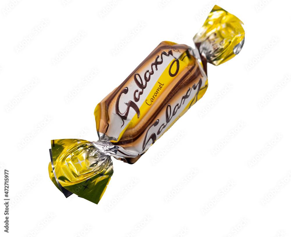 Foto de Norwich, Norfolk, UK – December 2021. Close and selective focus on  a funsize Galaxy Caramel chocolate bar from a tub of Mars Celebrations. Cut  out and isolated on a plain