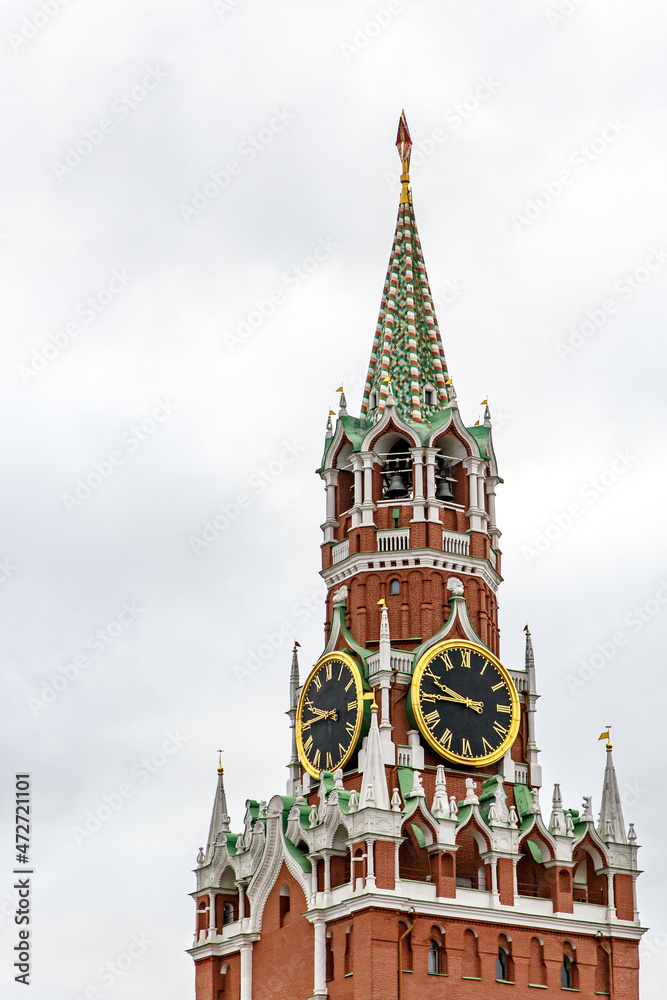 Obraz premium Kremlin tower against heavy gray clouds. Moscow, Russia.