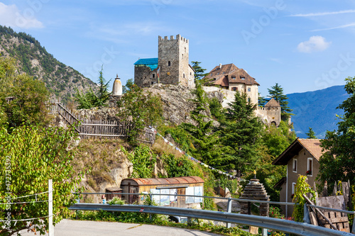 Das mittelalterliche Schloss Duval in den Südtiroler Alpen beherbergt das Messner Mountain Museum mit Tibet-Sammlung photo
