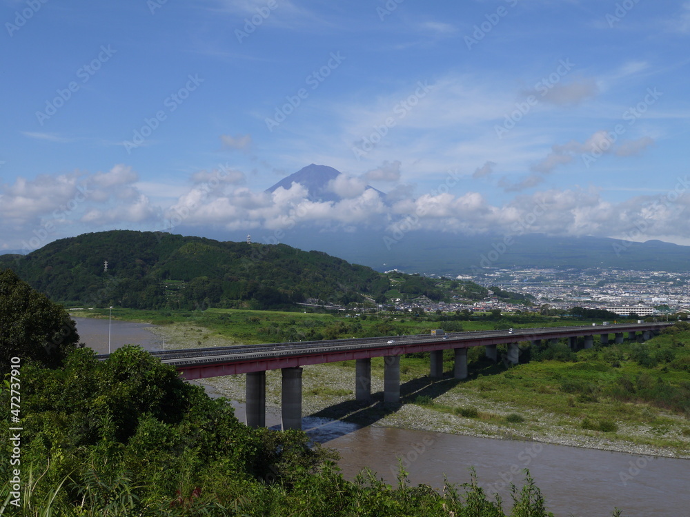 鉄橋と奥にそびえる富士山