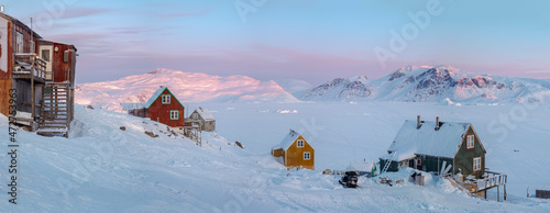 Billede på lærred The traditional and remote Greenlandic Inuit village Kullorsuaq located at the M