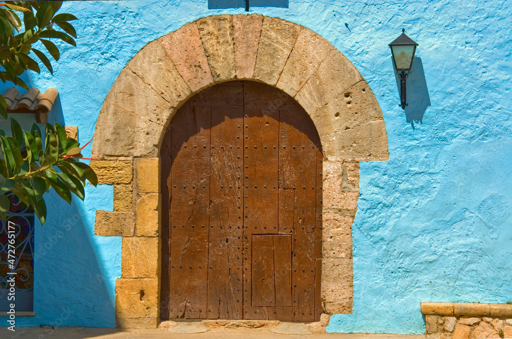 Puerta de madera en casa antigua con fachada azul Stock Photo | Adobe Stock