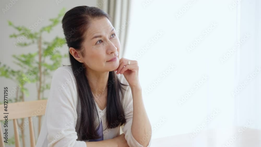 60p 考えるシニア女性 60p 考えるシニア女性