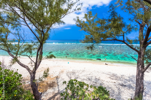 Lagon turquoise et plage paradisiaque sous les filaos, île de la Réunion  © Unclesam