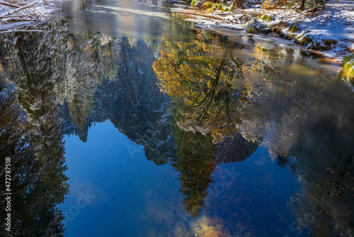Fototapeta Naklejka Na Ścianę i Meble -  Merced River. Autumn first snow in Yosemite National Park, California, USA.