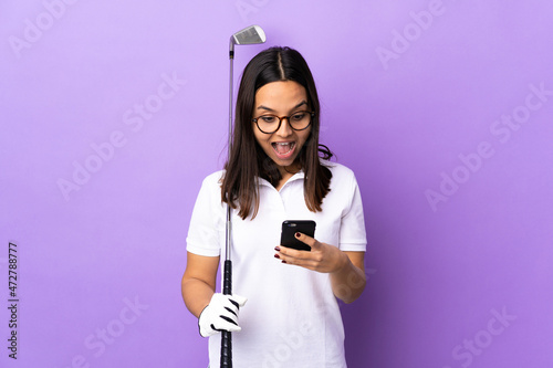 Young golfer woman over isolated colorful background surprised and sending a message