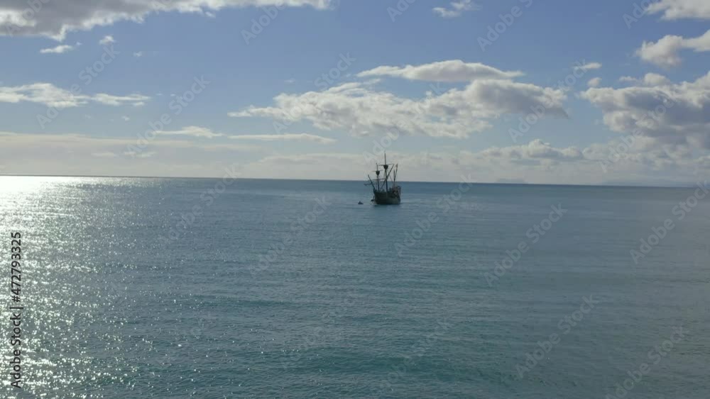 vista de la Nao Victoria navegando en mar abierto