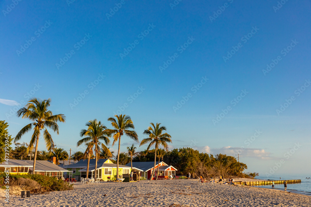 Obraz premium White sand beach at sunset on Sanibel Island, Florida, USA