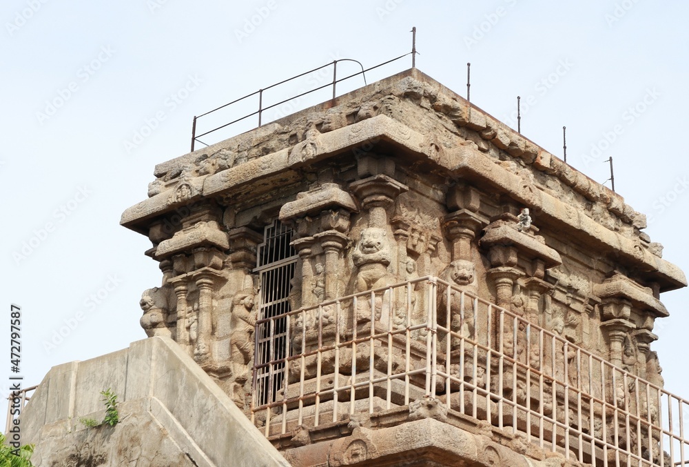 Mahabalipuram Olakkanneshvara Temple Stone carved idols on the wall. The rock wall is located in the background.