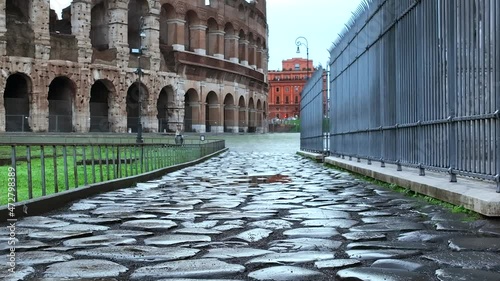 Il basolato dell'antica Roma al Colosseo.
Veduta aerea sul Colosseo e sulle pietre del Foro Romano photo