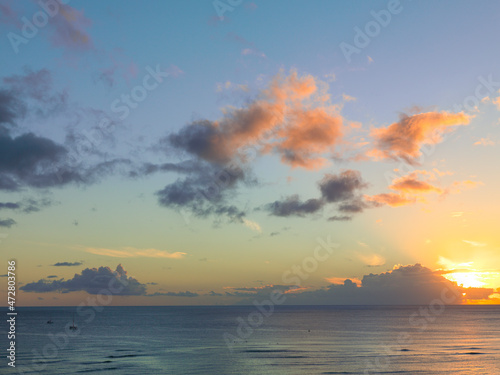 夕焼けに染まる穏やかな海