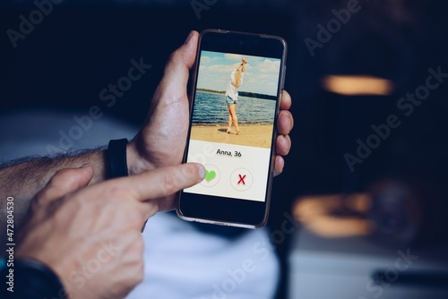 Obraz na płótnie Man searching for love in dating application. Internet online dating w salonie