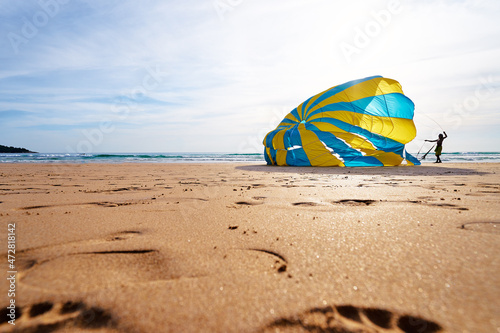 Εκτύπωση καμβά Silhouette of man is preparing para sailing on beach in Thailand