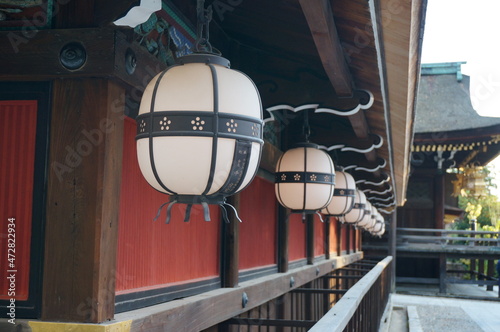神社の丸い行燈　北野天満宮　本殿　京都