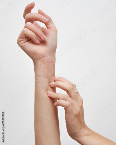 Atopowe zapalenie skóry na drapiących się rękach 