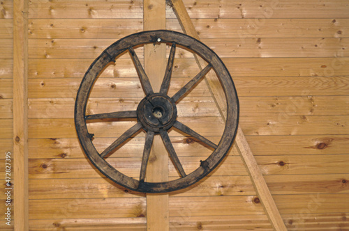 old vintage traditional wooden wheel © porsche24