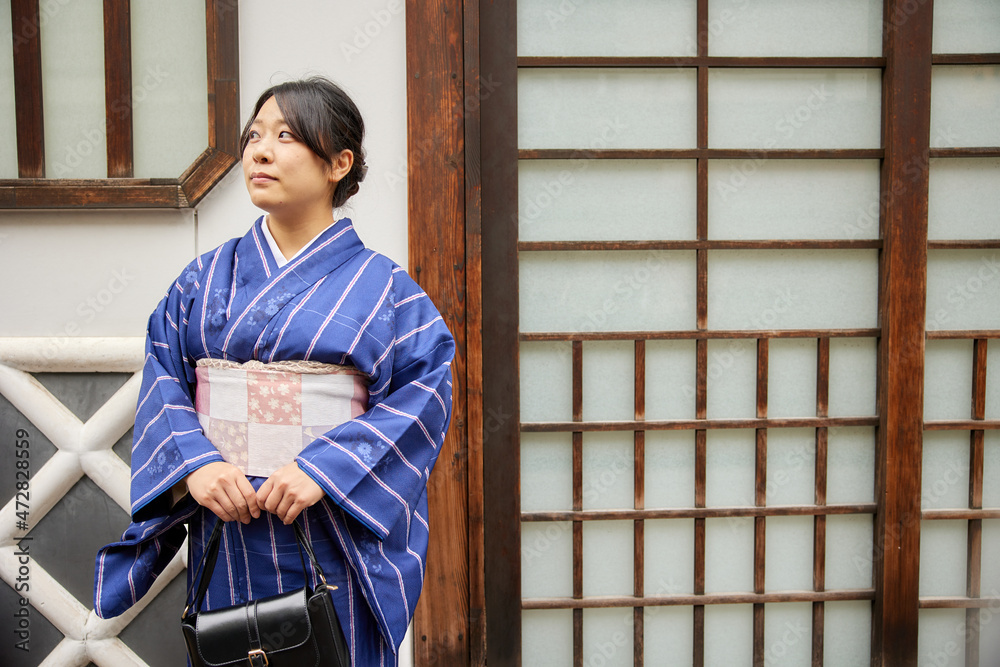 日本屋敷の前に立つ着物を着た日本人女性の上半身写真 Stock Photo Adobe Stock