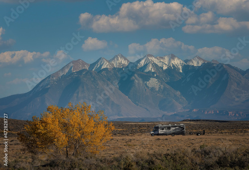 Fototapeta Naklejka Na Ścianę i Meble -  Camping in Utah with mountains