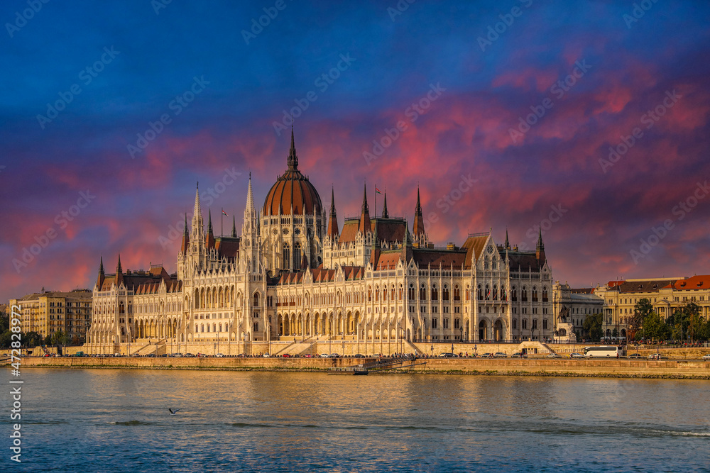 Obraz premium Building of the Hungarian National Parliament at sunset in Budapest,Hungary.